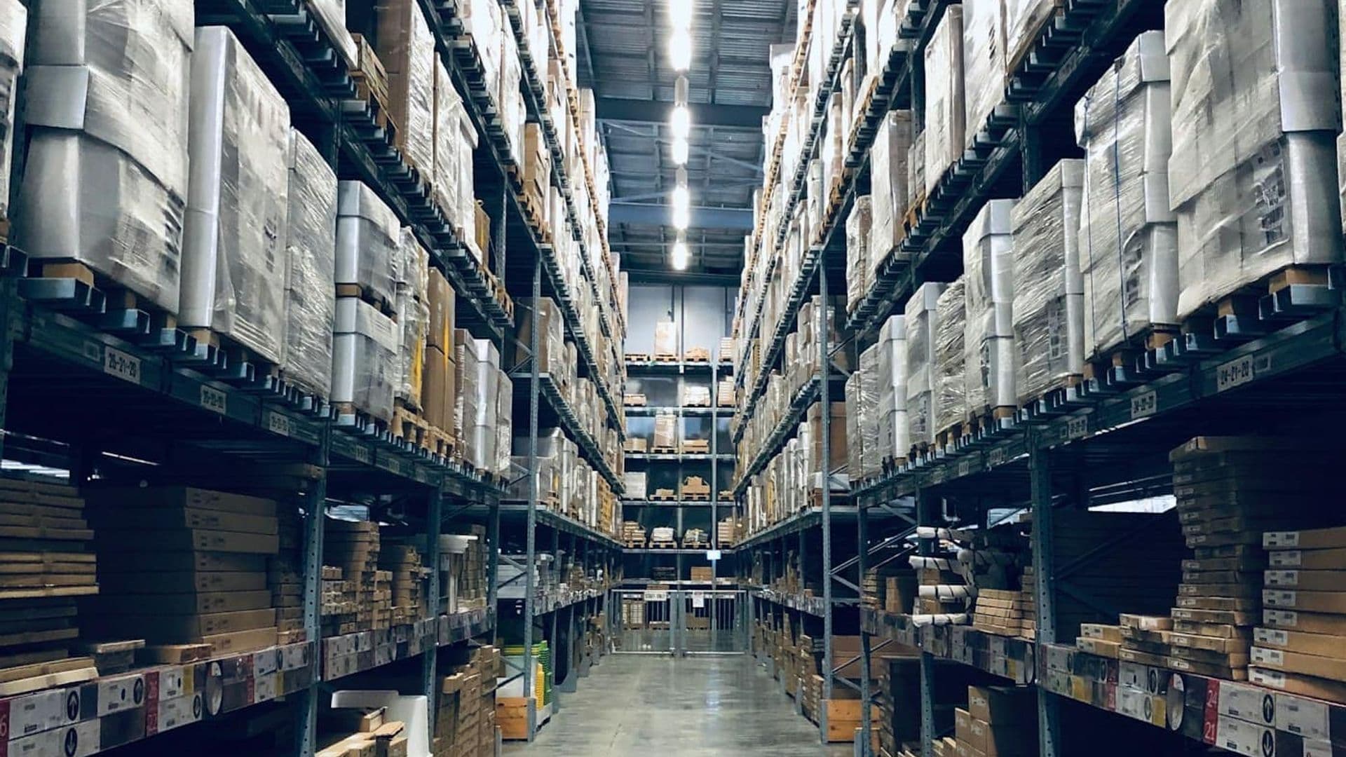 Gudang distribusi Nusantara Logistik dengan pemindai barcode
