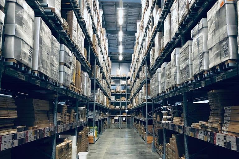 Gudang distribusi Nusantara Logistik dengan pemindai barcode